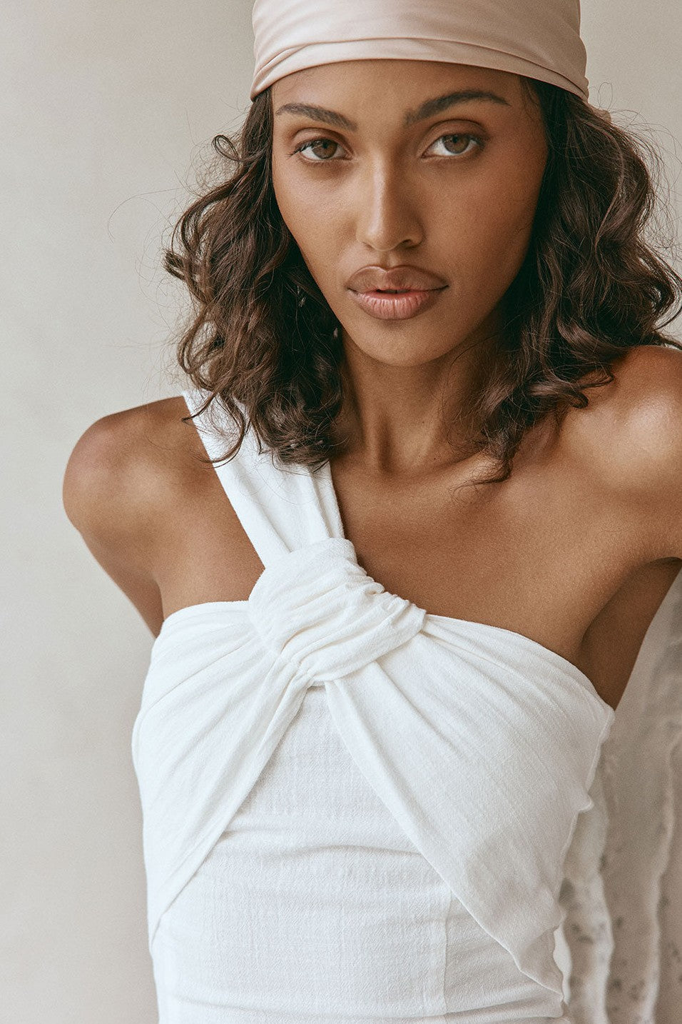 White mini dress, detail view