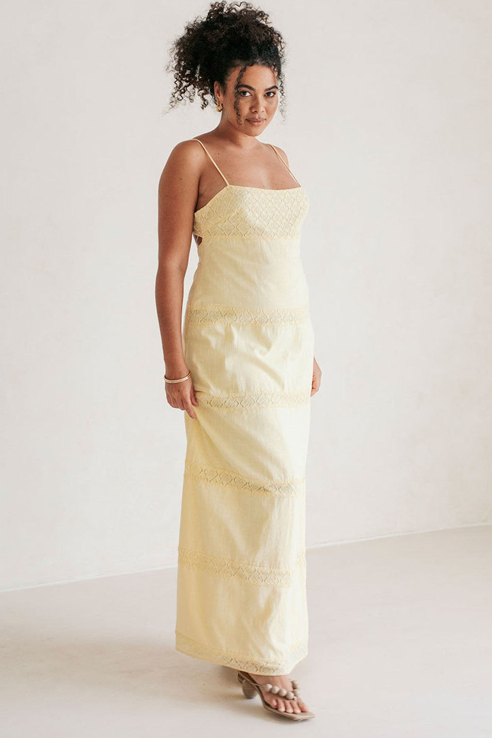Yellow maxi dress with a round neckline, detail view